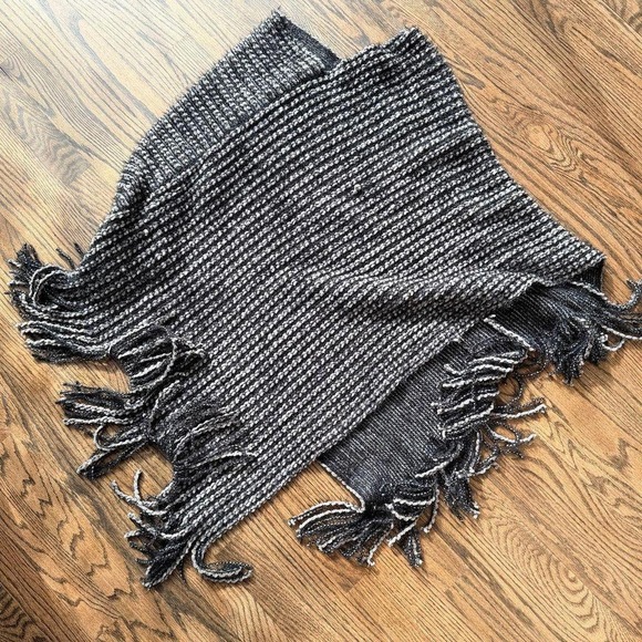 Other Knitted yarn poncho boxy blanket pullover shawl with fringe in Black - Picture 5 of 7